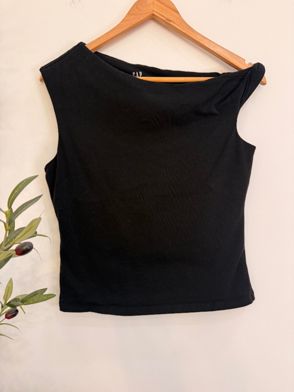 GAP Black Asymmetrical Boat Neck Off Shoulder Sleeveless Top Size M